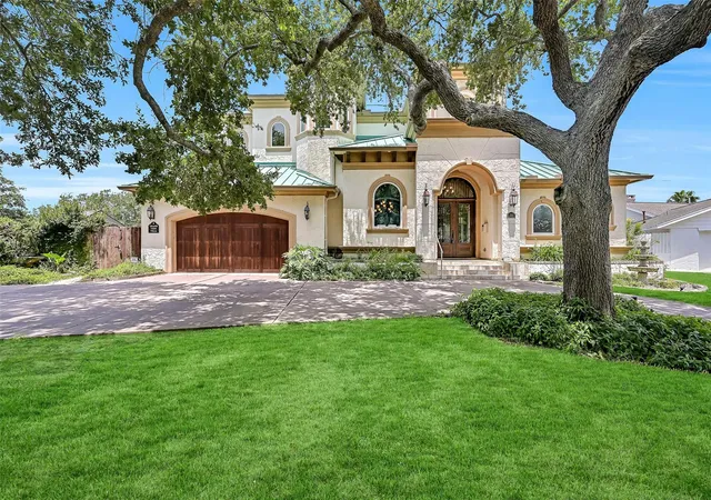 Photo 2 of Single family home for sale at 1301 Harbor View Dr, Galveston, TX 77550 | MLS# 96851114 | Listing updated on 2026-08-24