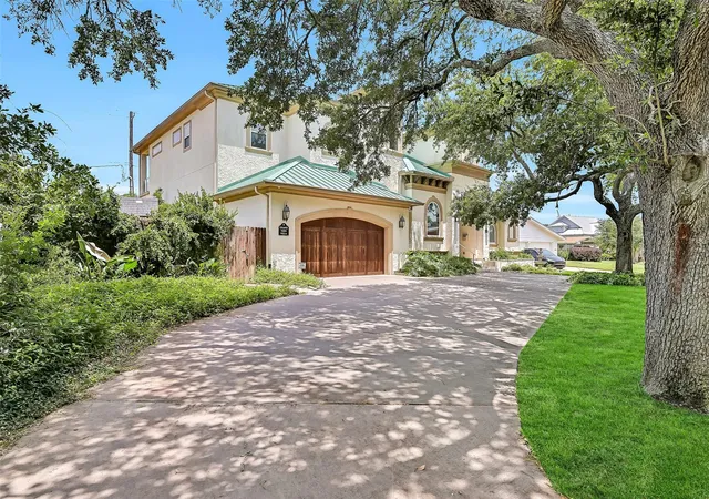 Photo 3 of Single family home for sale at 1301 Harbor View Dr, Galveston, TX 77550 | MLS# 96851114 | Listing updated on 2026-08-24