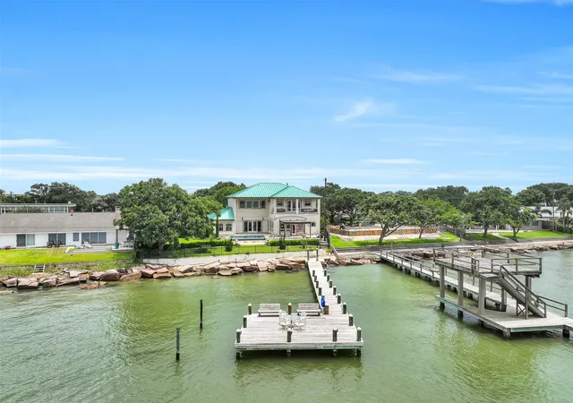 Photo 4 of Single family home for sale at 1301 Harbor View Dr, Galveston, TX 77550 | MLS# 96851114 | Listing updated on 2026-08-24