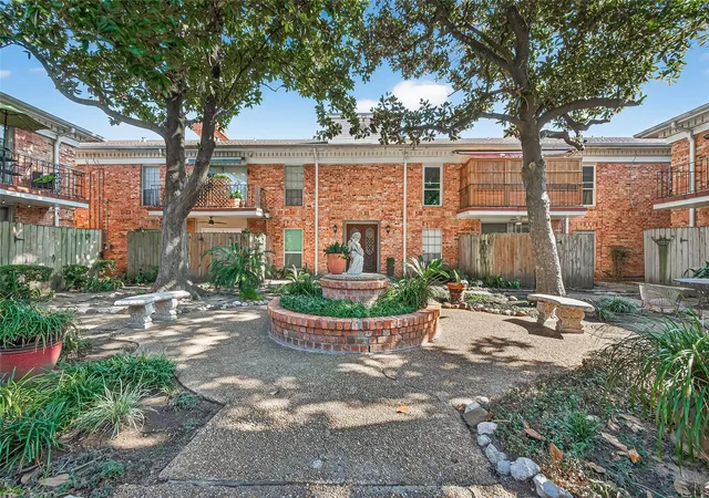 Photo 4 of Condo for sale at 2822 Briarhurst Dr #52, Houston, TX 77057 | MLS# 42969091 | Listing updated on 2026-10-08