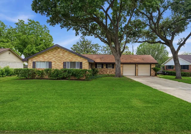 2nd image of 302 Village Dr, Sugar Land, TX 77498 | MLS# 7380765
