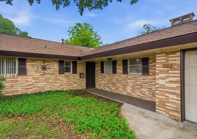 3rd image of 302 Village Dr, Sugar Land, TX 77498 | MLS# 7380765