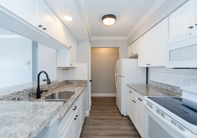 Listing Photo 5 - Condo for sale in building located at 3919 Fairmont Pkwy, Pasadena, TX 77504 - Unit #238