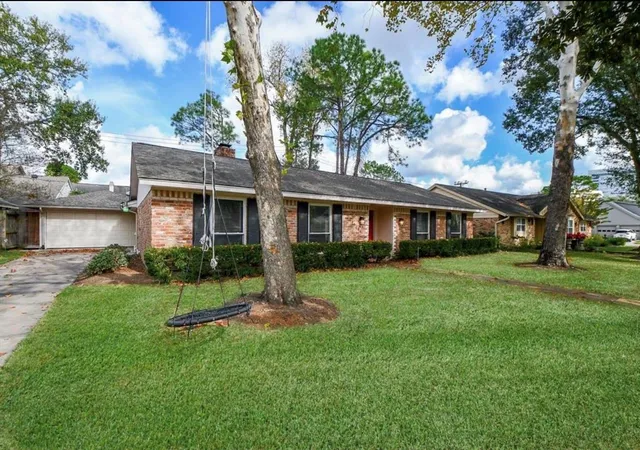 3rd image of 10706 Inwood Dr, Houston, TX 77042 | MLS# 45179205