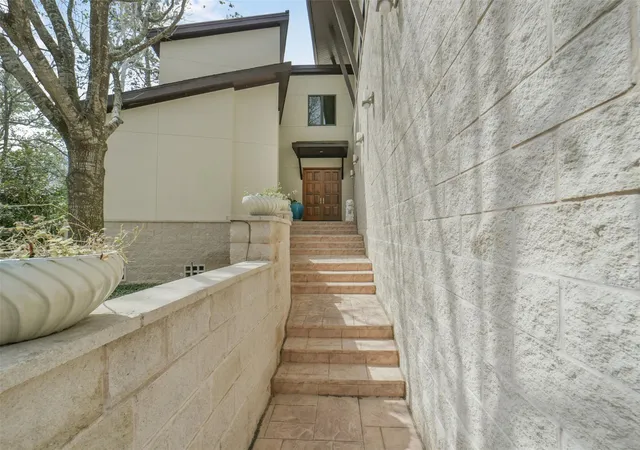 2nd image of 15 Hudson Cir, Houston, TX 77024 | MLS# 79852821