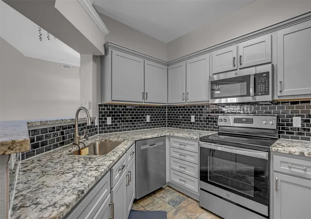 Photo 3 of Condo for sale at 1330 Old Spanish Trl #1305, Houston, TX 77054 | MLS# 5220961 | Listing updated on 2026-09-17