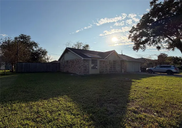 Photo 3 of Single family home for sale at 1023 Twinbrooke Dr, Houston, TX 77088 | MLS# 17560030 | Listing updated on 2026-08-11