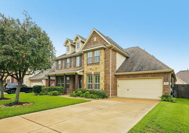 Photo 1 of Sale Pending at 4220 Walnut Bnd Dr, Friendswood, TX 77546 | MLS# 44666571 | Listing updated on 2026-09-15