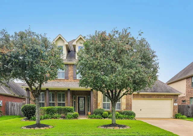 Photo 2 of Sale Pending at 4220 Walnut Bnd Dr, Friendswood, TX 77546 | MLS# 44666571 | Listing updated on 2026-09-15