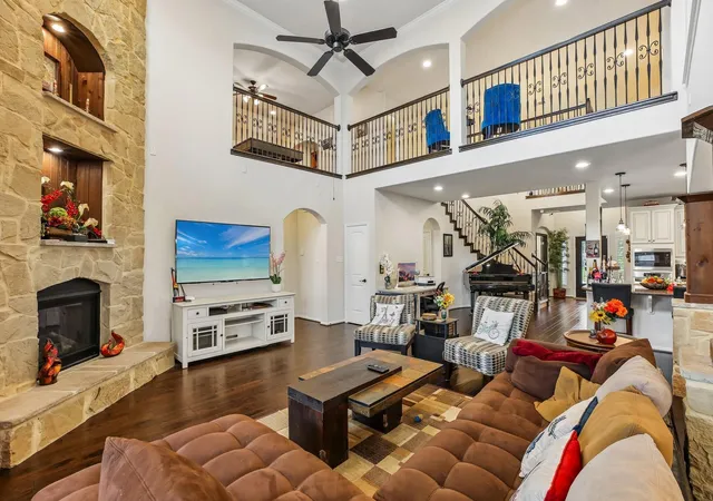 Photo 3 of Sale Pending at 4220 Walnut Bnd Dr, Friendswood, TX 77546 | MLS# 44666571 | Listing updated on 2026-09-15