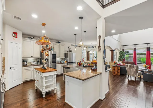 Photo 3 of Sale Pending at 4220 Walnut Bnd Dr, Friendswood, TX 77546 | MLS# 44666571 | Listing updated on 2026-09-15