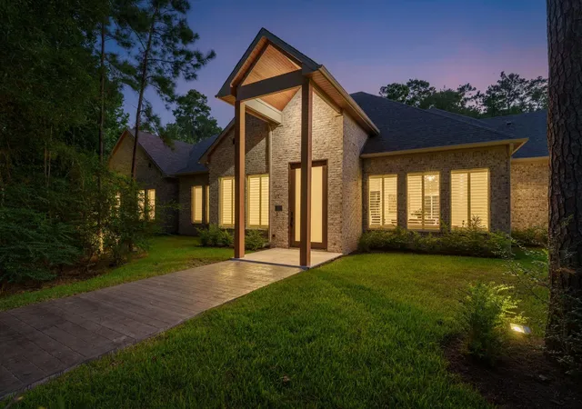 Photo 2 of Mansion for sale at 12111 S Tara Plantation Dr S, Tomball, TX 77375 | MLS# 60018039 | Listing updated on 2026-09-10
