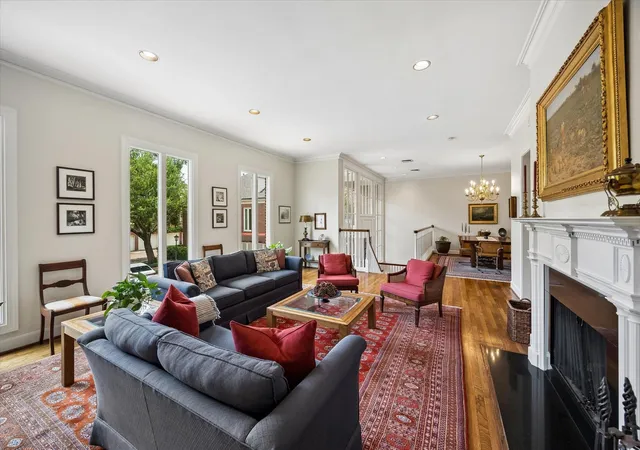 Photo 3 of Sale Pending at 4435 Yoakum Blvd, Houston, TX 77006 | MLS# 48307468 | Listing updated on 2026-09-04
