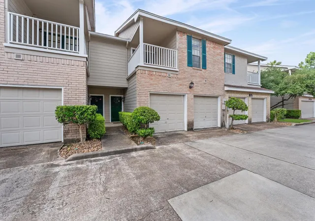 3rd image of 2220 Bering Dr, Houston, TX 77057