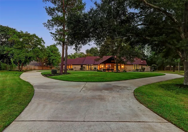 Photo 4 of Sale Pending at 16826 E Maglitto Cir, Tomball, TX 77377 | MLS# 70920367 | Listing updated on 2026-10-11