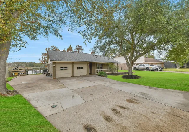 Homes for sale in League City, TX | 2211 Bayou Dr, League City, TX 77573 | MLS# 86991128