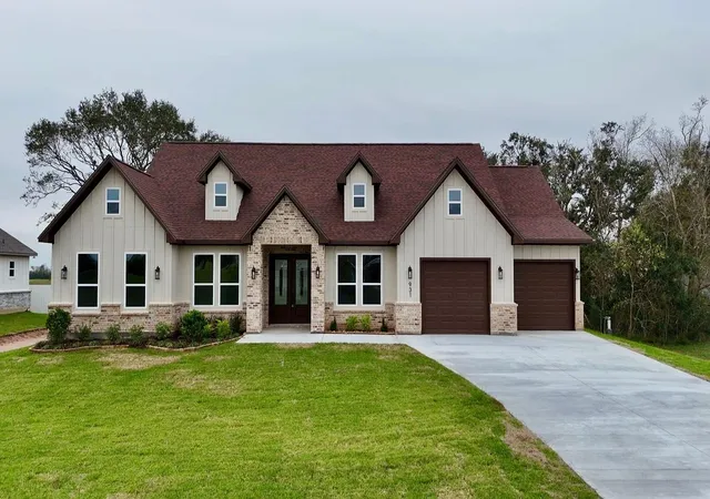 Photo 1 of Single family home for sale at 931 Buffalo Trl, Angleton, TX 77515 | MLS# 71033341 | Listing updated on 2026-09-12
