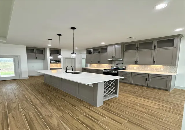 Photo 4 of Single family home for sale at 931 Buffalo Trl, Angleton, TX 77515 | MLS# 71033341 | Listing updated on 2026-09-12