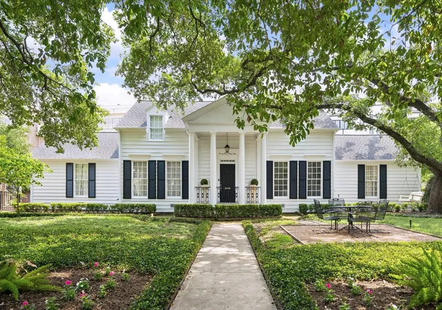 Photo 1 of Sale Pending at 2439 Stanmore Dr, Houston, TX 77019 | MLS# 46028757 | Listing updated on 2026-08-31