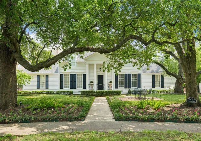 Photo 3 of Sale Pending at 2439 Stanmore Dr, Houston, TX 77019 | MLS# 46028757 | Listing updated on 2026-08-31