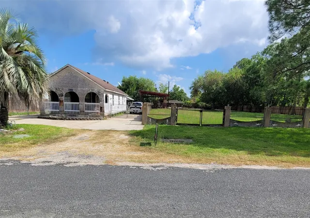Photo 3 of Single family home for sale at 3710 19th Street N, Texas City, TX 77590 | MLS# 72294096 | Listing updated on 2026-06-25