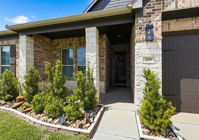 Photo 2 of Single family home for sale at 209 Bright Blf Cir, Waller, TX 77484 | MLS# 3566447 | Listing updated on 2026-08-08