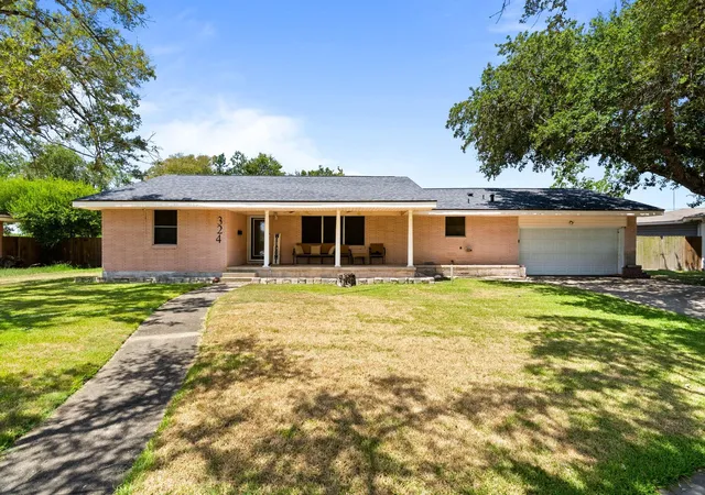 Photo 1 of Single family home for sale at 324 Woodlawn St, Sinton, TX 78387 | MLS# 870127 | Listing updated on 2026-08-28