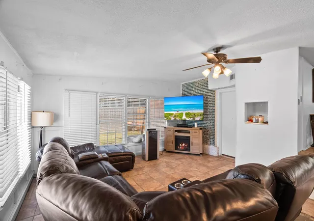 Photo 2 of Single family home for sale at 324 Woodlawn St, Sinton, TX 78387 | MLS# 870127 | Listing updated on 2026-08-28