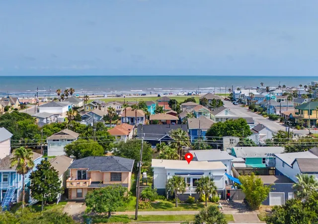 Photo 3 of Single family home for sale at 1119 Ave L, Galveston, TX 77550 | MLS# 38137511 | Listing updated on 2026-09-10