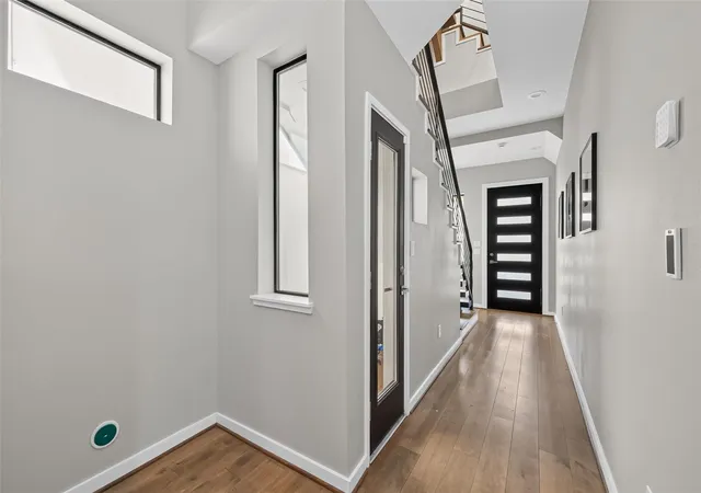 Photo 2 of Single family home for sale at 607 Memorial Hts Dr, Houston, TX 77007 | MLS# 16297655 | Listing updated on 2026-09-20
