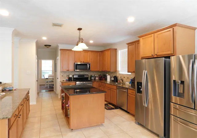 Photo 4 of Single family home for sale at 1703 Summergate Dr, Conroe, TX 77304 | MLS# 38905797 | Listing updated on 2026-09-10