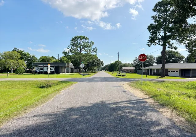 3rd image of 5822 4Th St, Danbury, TX 77534 | MLS# 72157953
