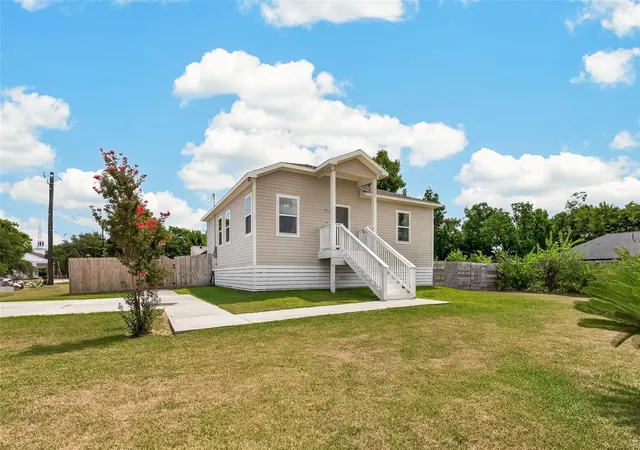 2nd image of 403 S 2nd St, La Porte, TX 77571 | MLS# 85176229
