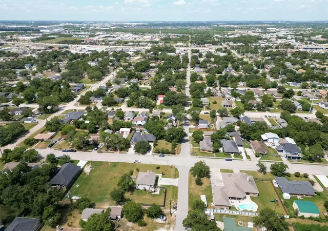33rd image of 403 S 2nd St, La Porte, TX 77571 | MLS# 85176229
