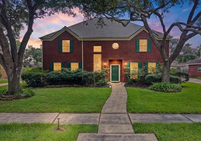 Photo 2 of Sale Pending at 11807 Mighty Redwood Dr, Houston, TX 77059 | MLS# 45365186 | Listing updated on 2026-09-19