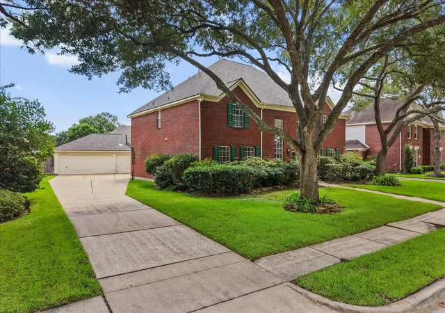 Photo 3 of Sale Pending at 11807 Mighty Redwood Dr, Houston, TX 77059 | MLS# 45365186 | Listing updated on 2026-09-19