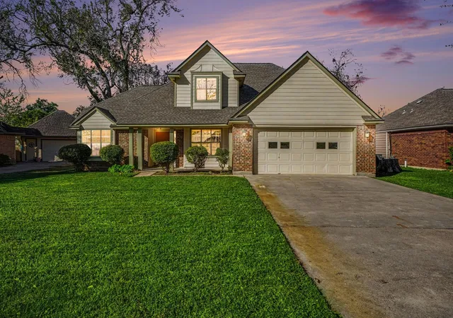 Homes for sale in Lake Jackson, TX | 107 Sandalwood Dr, Lake Jackson, TX 77566 | MLS# 71593363