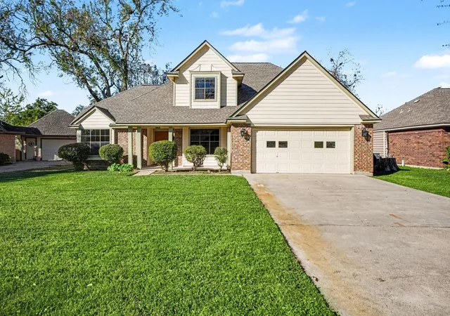 Homes for sale in Lake Jackson, TX | 107 Sandalwood Dr, Lake Jackson, TX 77566 | MLS# 71593363