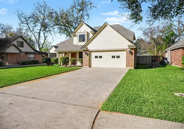 Homes for sale in Lake Jackson, TX | 107 Sandalwood Dr, Lake Jackson, TX 77566 | MLS# 71593363