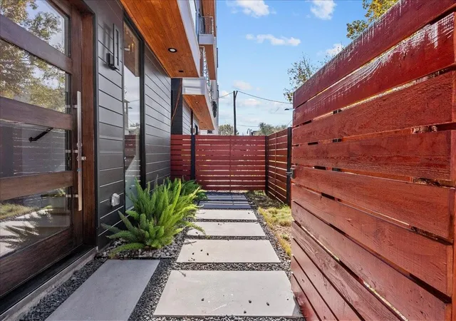 Photo 3 of Single family home for sale at 516 Reinerman St, Houston, TX 77007 | MLS# 43666202 | Listing updated on 2026-09-11