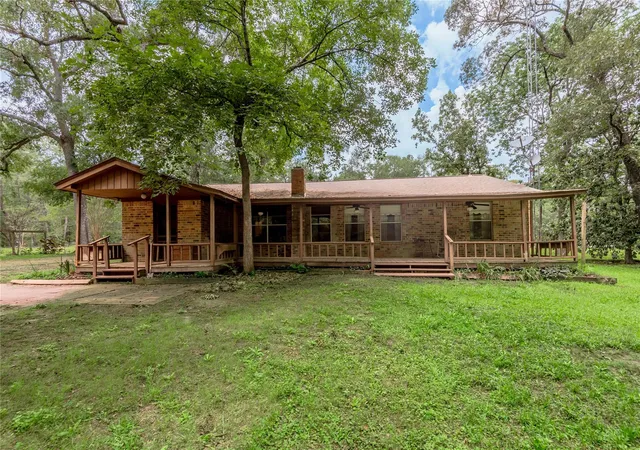 3rd image of 118 Pine Ridge Ln, Huntsville, TX 77340 | MLS# 87917480