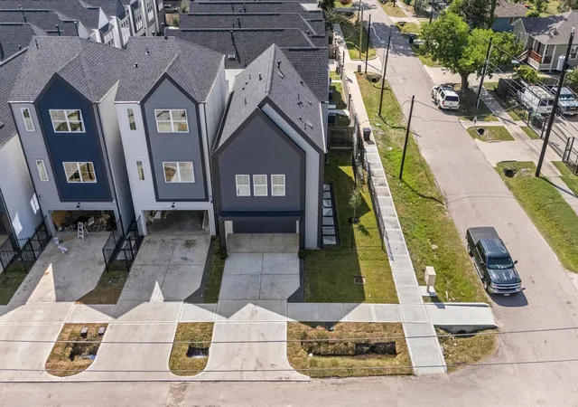 Photo 4 of Single family home for sale at 4325 Arlington St, Houston, TX 77022 | MLS# 17784577 | Listing updated on 2026-10-08
