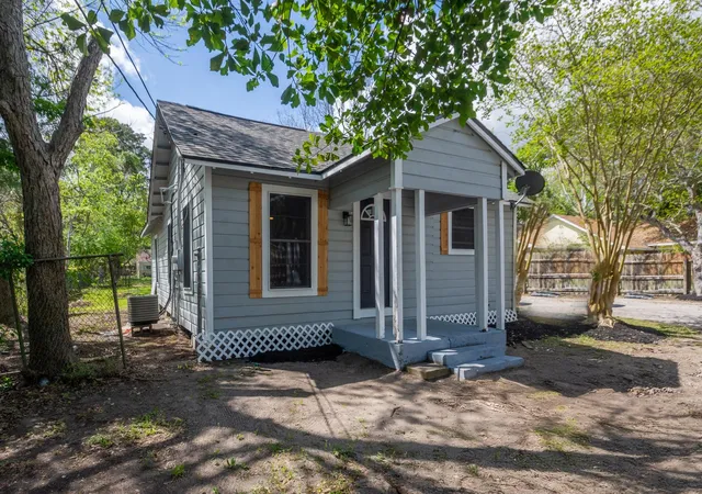 3rd image of 211 W South St, Alvin, TX 77511 | MLS# 38765214
