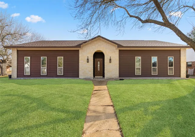 1st image of 357 W Castle Harbour Dr, Friendswood, TX 77546 | MLS# 95718545