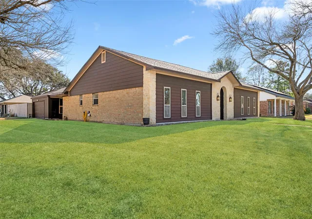 2nd image of 357 W Castle Harbour Dr, Friendswood, TX 77546 | MLS# 95718545
