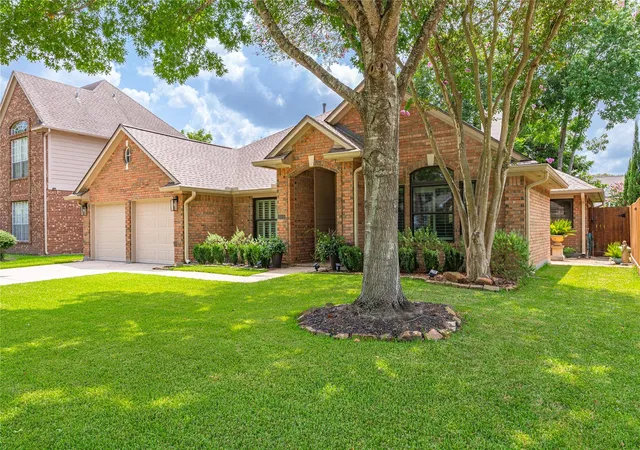 2nd image of 814 Maplewood Falls Ct, Houston, TX 77062 | MLS# 42653130