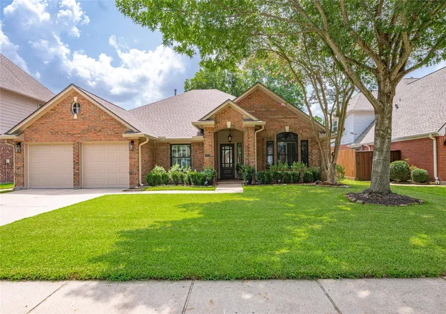 3rd image of 814 Maplewood Falls Ct, Houston, TX 77062 | MLS# 42653130