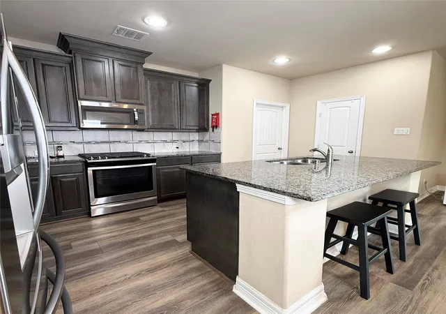 5th image of 141 Majestic Oak Cir, Lake Jackson, TX 77566 | MLS# 30301710