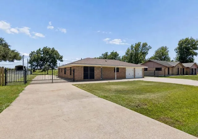 2nd image of 1534 Sterling Dr, Baytown, TX 77523 | MLS# 81907706