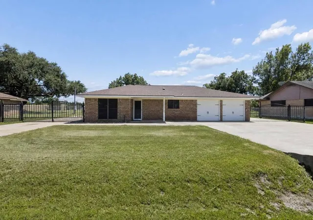 3rd image of 1534 Sterling Dr, Baytown, TX 77523 | MLS# 81907706